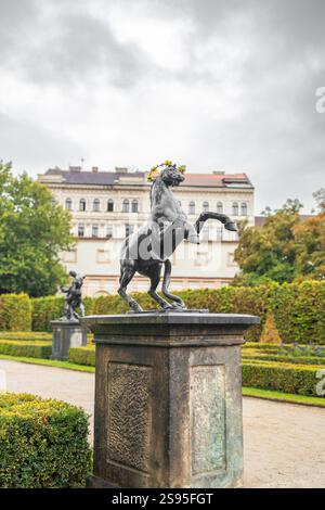 Prag, Tschechische Republik - 14. September 2022: Wunderschön gestalteter Wallenstein-Garten mit Kunststatue vor dem Wallenstein-Palast (Valdstejnska Stockfoto