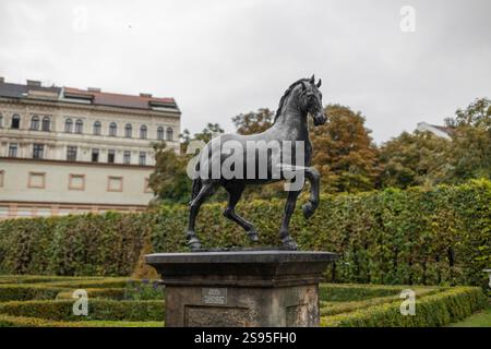 Prag, Tschechische Republik - 14. September 2022: Wunderschön gestalteter Wallenstein-Garten mit Kunststatue vor dem Wallenstein-Palast (Valdstejnska Stockfoto