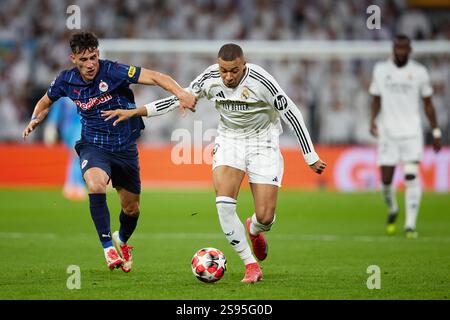 MADRID, SPANIEN - 22. JANUAR: Nicolas Capaldo vom FC Salzburg tritt in der UEFA Champions League 20 gegen Kylian Mbappe von Real Madrid um den Ball an Stockfoto