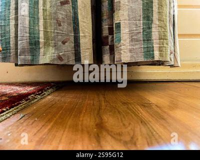 Alte und abgenutzte Vorhänge in einem Apartment. Tilburg, Niederlande. Stockfoto