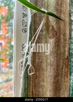 Alte und abgenutzte Vorhänge in einem Apartment. Tilburg, Niederlande. Stockfoto