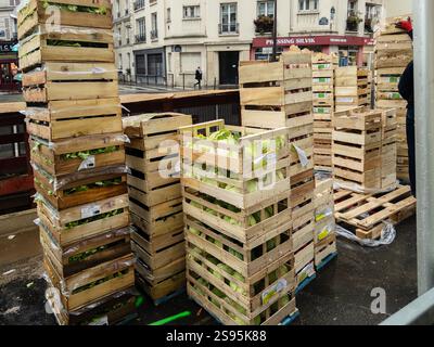 Holzkisten stapelten sich in einem geschäftigen städtischen Markt am frühen Morgen hoch Stockfoto