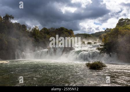 Parque Nacional de Krka, las espectaculares cascadas de Skradinski Buk, Rodeadas de una exuberante vegetación. El Agua cristalina cae en varios nivele Stockfoto