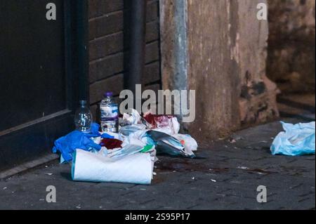 Carrs Lane, Birmingham 24. Januar 2025 - die Polizei hat eine befahrene Straße im Stadtzentrum von Birmingham abgesperrt, nachdem ein Teenager erstochen wurde. Zwei Tatorte, die nur einen kurzen Spaziergang voneinander entfernt liegen, werden von Beamten bewacht, einer gegenüber dem Bahnhof Moor Street und der andere in der Carrs Lane. Blutige erste Hilfe und Taschentücher waren auf dem Weg in der Nähe von Gerüsten sichtbar und drei Busse parkten am Tatort. Der Angriff kommt nur 3 Tage nachdem der 12-jährige Leo Ross im Hall Green Bereich der Stadt erstochen wurde und die Polizei von ihren Bemühungen sprach, Messerkriminalität zu bekämpfen. Kredit: British News und Stockfoto