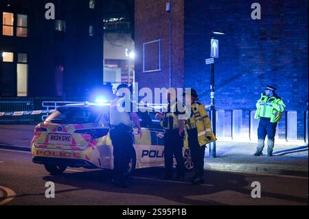 Carrs Lane, Birmingham 24. Januar 2025 - die Polizei hat eine befahrene Straße im Stadtzentrum von Birmingham abgesperrt, nachdem ein Teenager erstochen wurde. Zwei Tatorte, die nur einen kurzen Spaziergang voneinander entfernt liegen, werden von Beamten bewacht, einer gegenüber dem Bahnhof Moor Street und der andere in der Carrs Lane. Blutige erste Hilfe und Taschentücher waren auf dem Weg in der Nähe von Gerüsten sichtbar und drei Busse parkten am Tatort. Der Angriff kommt nur 3 Tage nachdem der 12-jährige Leo Ross im Hall Green Bereich der Stadt erstochen wurde und die Polizei von ihren Bemühungen sprach, Messerkriminalität zu bekämpfen. Kredit: British News und Stockfoto