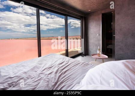 Moderne Hütte mit einem Glasfenster mit Blick auf die Salinas de Aigues Mortes, Salinen, in denen Salz in der Camargue geerntet wird, Aigues-Mortes, F Stockfoto