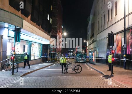 Carrs Lane, Birmingham 24. Januar 2025 - die Polizei hat eine befahrene Straße im Stadtzentrum von Birmingham abgesperrt, nachdem ein Teenager erstochen wurde. Zwei Tatorte, die nur einen kurzen Spaziergang voneinander entfernt liegen, werden von Beamten bewacht, einer gegenüber dem Bahnhof Moor Street und der andere in der Carrs Lane. Blutige erste Hilfe und Taschentücher waren auf dem Weg in der Nähe von Gerüsten sichtbar und drei Busse parkten am Tatort. Der Angriff kommt nur 3 Tage nachdem der 12-jährige Leo Ross im Hall Green Bereich der Stadt erstochen wurde und die Polizei von ihren Bemühungen sprach, Messerkriminalität zu bekämpfen. Kredit: British News und Stockfoto