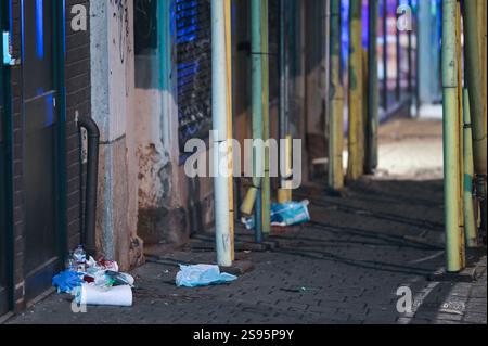 Carrs Lane, Birmingham 24. Januar 2025 - die Polizei hat eine befahrene Straße im Stadtzentrum von Birmingham abgesperrt, nachdem ein Teenager erstochen wurde. Zwei Tatorte, die nur einen kurzen Spaziergang voneinander entfernt liegen, werden von Beamten bewacht, einer gegenüber dem Bahnhof Moor Street und der andere in der Carrs Lane. Blutige erste Hilfe und Taschentücher waren auf dem Weg in der Nähe von Gerüsten sichtbar und drei Busse parkten am Tatort. Der Angriff kommt nur 3 Tage nachdem der 12-jährige Leo Ross im Hall Green Bereich der Stadt erstochen wurde und die Polizei von ihren Bemühungen sprach, Messerkriminalität zu bekämpfen. Kredit: British News und Stockfoto