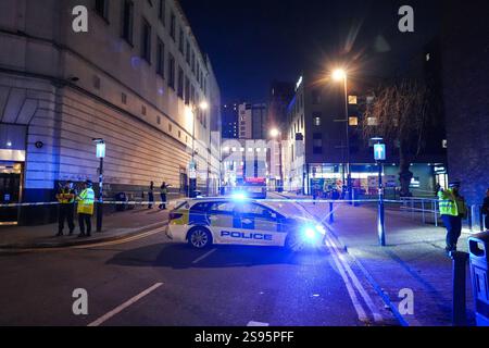 Carrs Lane, Birmingham 24. Januar 2025 - die Polizei hat eine befahrene Straße im Stadtzentrum von Birmingham abgesperrt, nachdem ein Teenager erstochen wurde. Zwei Tatorte, die nur einen kurzen Spaziergang voneinander entfernt liegen, werden von Beamten bewacht, einer gegenüber dem Bahnhof Moor Street und der andere in der Carrs Lane. Blutige erste Hilfe und Taschentücher waren auf dem Weg in der Nähe von Gerüsten sichtbar und drei Busse parkten am Tatort. Der Angriff kommt nur 3 Tage nachdem der 12-jährige Leo Ross im Hall Green Bereich der Stadt erstochen wurde und die Polizei von ihren Bemühungen sprach, Messerkriminalität zu bekämpfen. Kredit: British News und Stockfoto