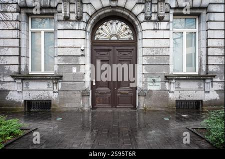 Fassade und Eingangstür des Flämischen Parlaments, Stadtzentrum von Brüssel, Belgien, 24. Januar 2025 Stockfoto