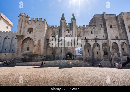 Gewaltiger Papstpalast in Avignon, Provence, Frankreich, Europa Stockfoto