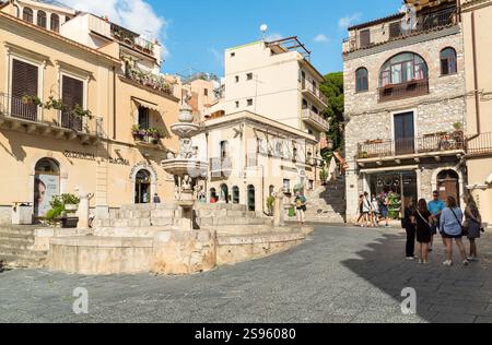 Taormina, Sizilien, Italien - 29. September 2024: Der Brunnen des Duomo auf der Piazza Duomo im historischen Zentrum von Taormina in der Provinz von mir Stockfoto