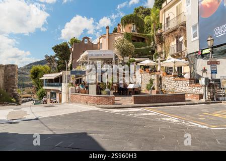 Taormina, Sizilien, Italien - 29. September 2024: Stadtstraße an der Südseite von Taormina in der Provinz Messina. Stockfoto
