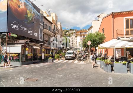 Taormina, Sizilien, Italien - 29. September 2024: Stadtstraße an der Südseite von Taormina in der Provinz Messina. Stockfoto