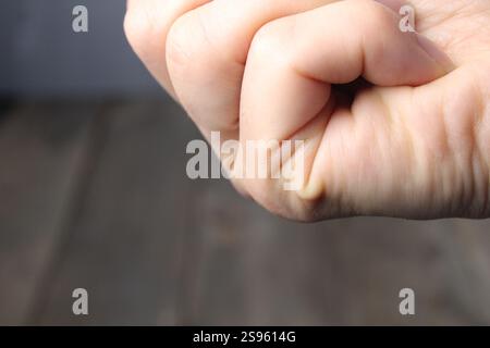 Beuge die Handflächen der Arme. Die Seite der Handfläche einer Frau. Wahrsagung an der Hand. Stockfoto