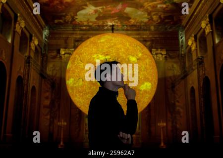 London, Großbritannien. Januar 2025. „Helios“, eine neue Kunstinstallation der Sonne von Luke Jerram (abgebildet) in der Painted Hall, Old Royal Naval College, Greenwich. Im Maßstab von 1:200 Millionen kombiniert die innen beleuchtete sieben Meter große Skulptur Sonnenbilder, Licht und Ton, um die komplizierten Details der Sonne hervorzuheben. Benannt nach dem antiken griechischen und römischen Sonnengott, symbolisch für Zeit und Leben, würdigt „Helios“ den tiefgreifenden Einfluss der Sonne auf die menschliche Geschichte und Kultur. Guy Corbishley/Alamy Live News Stockfoto