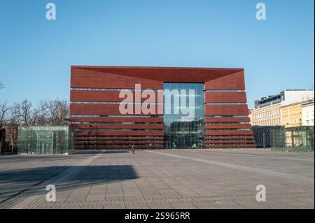 Das nationale Musikforum in Breslau, Polen, bietet an einem Wintermorgen eine moderne rote Fassade und einen Glaseingang mit einem leeren Stadtplatz Stockfoto