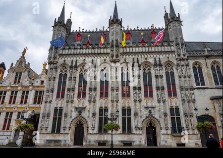Brügge, Belgien - 27. September 2024: Die Vorderseite des Rathauses von Brügge. Stockfoto
