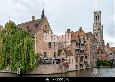 Brügge, Belgien - 27. September 2024: Die alten Gebäude entlang des Kanals am Rosenkranzquay in Brügge. Stockfoto
