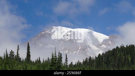 Washington State, Mount Rainier National Park. Schneebedeckter Mount Rainer mit Wolken, Blick vom Paradise Valley Stockfoto