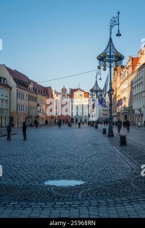 Breslauer Stadtzentrum an einem Wintermorgen mit farbenfrohen historischen Gebäuden, festlichen Straßenlaternen, Kopfsteinpflasterstraßen und Spaziergängen in der Altstadt Stockfoto