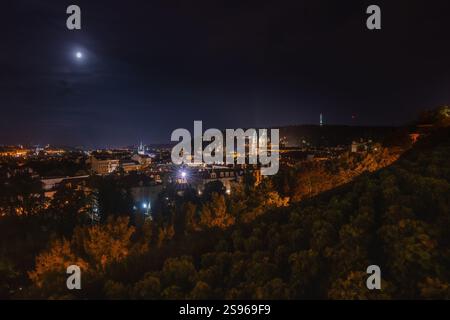 Traumhafter nächtlicher Blick auf die fantastische historische Stadt Prag mit magischem Himmel und Lichtern von den Straßen, Tschechien, Europa. Stockfoto