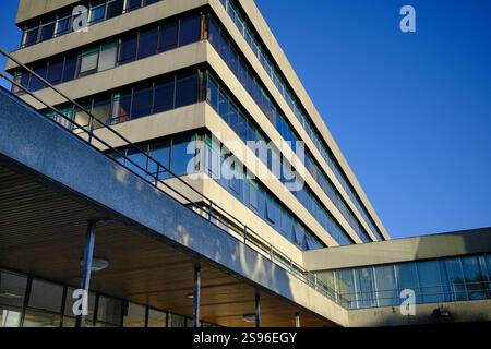Detail eines modernen Büroblocks aus Beton und Glas Stockfoto