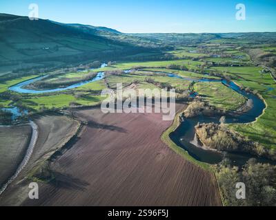 Aus der Vogelperspektive auf den sich schlängelnden Fluss Usk und seine Aue in der Mitte von Wales Stockfoto