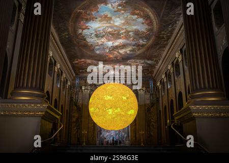 London, Großbritannien. Januar 2025. „Helios“, eine neue Kunstinstallation der Sonne von Luke Jerram in der Painted Hall, Old Royal Naval College, Greenwich. Im Maßstab von 1:200 Millionen kombiniert die innen beleuchtete sieben Meter große Skulptur Sonnenbilder, Licht und Ton, um die komplizierten Details der Sonne hervorzuheben. Benannt nach dem antiken griechischen und römischen Sonnengott, symbolisch für Zeit und Leben, würdigt „Helios“ den tiefgreifenden Einfluss der Sonne auf die menschliche Geschichte und Kultur. Guy Corbishley/Alamy Live News Stockfoto