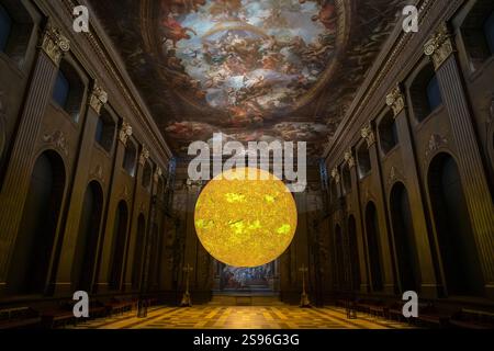 London, Großbritannien. Januar 2025. „Helios“, eine neue Kunstinstallation der Sonne von Luke Jerram in der Painted Hall, Old Royal Naval College, Greenwich. Im Maßstab von 1:200 Millionen kombiniert die innen beleuchtete sieben Meter große Skulptur Sonnenbilder, Licht und Ton, um die komplizierten Details der Sonne hervorzuheben. Benannt nach dem antiken griechischen und römischen Sonnengott, symbolisch für Zeit und Leben, würdigt „Helios“ den tiefgreifenden Einfluss der Sonne auf die menschliche Geschichte und Kultur. Guy Corbishley/Alamy Live News Stockfoto