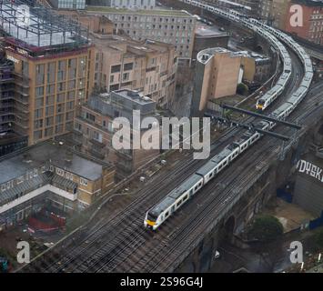 Luftaufnahme zweier Züge, die in derselben Richtung auf Hochgleisen im städtischen London fahren. Stockfoto