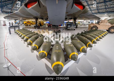 Royal Air Force Museum, London - Bomben stehen unter Avro Vulcan Stockfoto