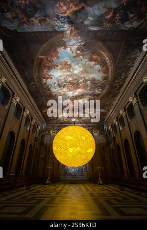 London, Großbritannien. Januar 2025. „Helios“, eine neue Kunstinstallation der Sonne von Luke Jerram in der Painted Hall, Old Royal Naval College, Greenwich. Im Maßstab von 1:200 Millionen kombiniert die innen beleuchtete sieben Meter große Skulptur Sonnenbilder, Licht und Ton, um die komplizierten Details der Sonne hervorzuheben. Benannt nach dem antiken griechischen und römischen Sonnengott, symbolisch für Zeit und Leben, würdigt „Helios“ den tiefgreifenden Einfluss der Sonne auf die menschliche Geschichte und Kultur. Guy Corbishley/Alamy Live News Stockfoto