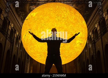 London, Großbritannien. Januar 2025. „Helios“, eine neue Kunstinstallation der Sonne von Luke Jerram (abgebildet) in der Painted Hall, Old Royal Naval College, Greenwich. Im Maßstab von 1:200 Millionen kombiniert die innen beleuchtete sieben Meter große Skulptur Sonnenbilder, Licht und Ton, um die komplizierten Details der Sonne hervorzuheben. Benannt nach dem antiken griechischen und römischen Sonnengott, symbolisch für Zeit und Leben, würdigt „Helios“ den tiefgreifenden Einfluss der Sonne auf die menschliche Geschichte und Kultur. Guy Corbishley/Alamy Live News Stockfoto