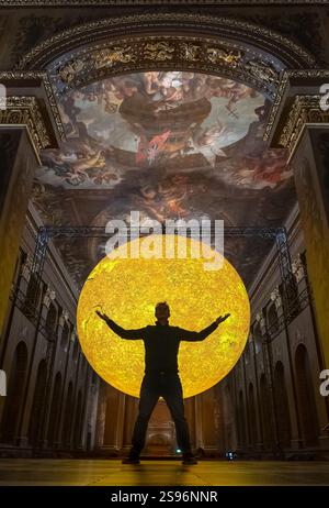 London, Großbritannien. Januar 2025. „Helios“, eine neue Kunstinstallation der Sonne von Luke Jerram (abgebildet) in der Painted Hall, Old Royal Naval College, Greenwich. Im Maßstab von 1:200 Millionen kombiniert die innen beleuchtete sieben Meter große Skulptur Sonnenbilder, Licht und Ton, um die komplizierten Details der Sonne hervorzuheben. Benannt nach dem antiken griechischen und römischen Sonnengott, symbolisch für Zeit und Leben, würdigt „Helios“ den tiefgreifenden Einfluss der Sonne auf die menschliche Geschichte und Kultur. Guy Corbishley/Alamy Live News Stockfoto