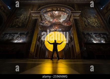 London, Großbritannien. Januar 2025. „Helios“, eine neue Kunstinstallation der Sonne von Luke Jerram (abgebildet) in der Painted Hall, Old Royal Naval College, Greenwich. Im Maßstab von 1:200 Millionen kombiniert die innen beleuchtete sieben Meter große Skulptur Sonnenbilder, Licht und Ton, um die komplizierten Details der Sonne hervorzuheben. Benannt nach dem antiken griechischen und römischen Sonnengott, symbolisch für Zeit und Leben, würdigt „Helios“ den tiefgreifenden Einfluss der Sonne auf die menschliche Geschichte und Kultur. Guy Corbishley/Alamy Live News Stockfoto