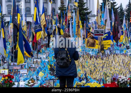 24. Januar 2025, Kiew, Ukraine: Eine Frau reflektiert an der Gedenkstätte für Soldaten, die im Russisch-Ukraine-Krieg auf dem Maidan-Platz verloren wurden. Am 24. Februar 2025 wird das dritte Jahr der russischen Invasion in die Ukraine stattfinden. (Credit Image: © Jen Golbeck/SOPA Images via ZUMA Press Wire) NUR REDAKTIONELLE VERWENDUNG! Nicht für kommerzielle ZWECKE! Quelle: ZUMA Press, Inc./Alamy Live News Stockfoto
