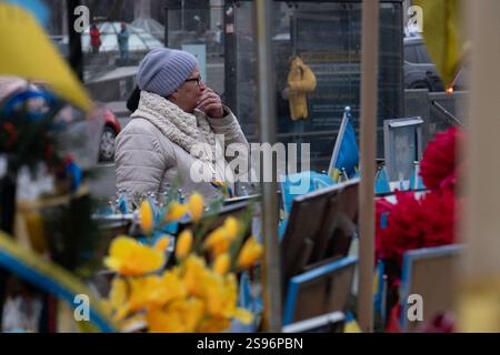 24. Januar 2025, Kiew, Ukraine: Eine Frau reflektiert an der Gedenkstätte für Soldaten, die im Russisch-Ukraine-Krieg auf dem Maidan-Platz verloren wurden. Am 24. Februar 2025 wird das dritte Jahr der russischen Invasion in die Ukraine stattfinden. (Credit Image: © Jen Golbeck/SOPA Images via ZUMA Press Wire) NUR REDAKTIONELLE VERWENDUNG! Nicht für kommerzielle ZWECKE! Quelle: ZUMA Press, Inc./Alamy Live News Stockfoto