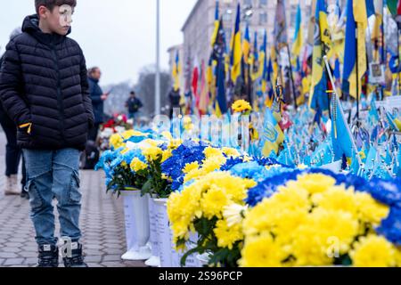 24. Januar 2025, Kiew, Ukraine: Ein Junge betrachtet die Gedenkstätte für Soldaten, die im Russisch-Ukraine-Krieg auf dem Maidan-Platz verloren wurden. Am 24. Februar 2025 wird das dritte Jahr der russischen Invasion in die Ukraine stattfinden. (Credit Image: © Jen Golbeck/SOPA Images via ZUMA Press Wire) NUR REDAKTIONELLE VERWENDUNG! Nicht für kommerzielle ZWECKE! Quelle: ZUMA Press, Inc./Alamy Live News Stockfoto