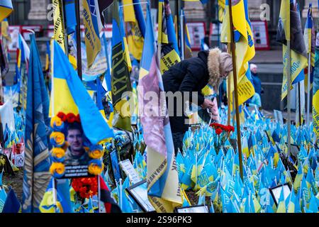 24. Januar 2025, Kiew, Ukraine: Eine Frau platziert Blumen an der Gedenkstätte für Soldaten, die im Russisch-Ukraine-Krieg auf dem Maidan-Platz verloren wurden. Am 24. Februar 2025 wird das dritte Jahr der russischen Invasion in die Ukraine stattfinden. (Credit Image: © Jen Golbeck/SOPA Images via ZUMA Press Wire) NUR REDAKTIONELLE VERWENDUNG! Nicht für kommerzielle ZWECKE! Quelle: ZUMA Press, Inc./Alamy Live News Stockfoto