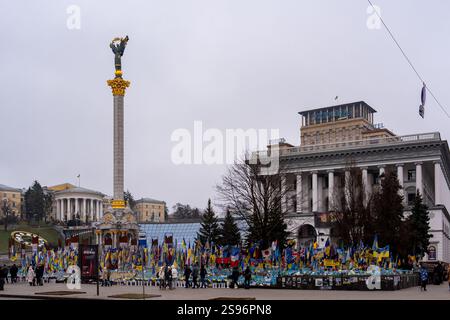 24. Januar 2025, Kiew, Ukraine: Die Gedenkstätte für die im Russisch-Ukraine-Krieg verlorenen Soldaten steht auf dem Maidan-Platz. Am 24. Februar 2025 wird das dritte Jahr der russischen Invasion in die Ukraine stattfinden. (Credit Image: © Jen Golbeck/SOPA Images via ZUMA Press Wire) NUR REDAKTIONELLE VERWENDUNG! Nicht für kommerzielle ZWECKE! Quelle: ZUMA Press, Inc./Alamy Live News Stockfoto