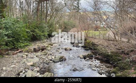 Die Birks of Aberfeldy Famous Walk entlang Moness Burn, wo Robert Burns 1787 sein schottisches Liebeslied schrieb. Touristenziel und natürliche Lage Stockfoto