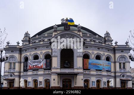 24. Januar 2025 in Kiew, Ukraine: Eine Flagge fliegt über der Nationaloper der Ukraine. Am 24. Februar 2025 wird das dritte Jahr der russischen Invasion in die Ukraine stattfinden. (Credit Image: © Jen Golbeck/SOPA Images via ZUMA Press Wire) NUR REDAKTIONELLE VERWENDUNG! Nicht für kommerzielle ZWECKE! Quelle: ZUMA Press, Inc./Alamy Live News Stockfoto