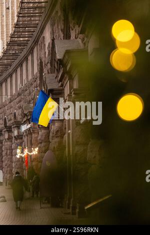 24. Januar 2025 in Kiew, Ukraine: Eine ukrainische Flagge hängt an einem Gebäude. Am 24. Februar 2025 wird das dritte Jahr der russischen Invasion in die Ukraine stattfinden. (Credit Image: © Jen Golbeck/SOPA Images via ZUMA Press Wire) NUR REDAKTIONELLE VERWENDUNG! Nicht für kommerzielle ZWECKE! Quelle: ZUMA Press, Inc./Alamy Live News Stockfoto