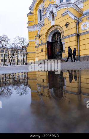 24. Januar 2025, Kiew, Ukraine: Die Menschen gehen an der St. Volodymyr-Kathedrale vorbei. Am 24. Februar 2025 wird das dritte Jahr der russischen Invasion in die Ukraine stattfinden. (Credit Image: © Jen Golbeck/SOPA Images via ZUMA Press Wire) NUR REDAKTIONELLE VERWENDUNG! Nicht für kommerzielle ZWECKE! Quelle: ZUMA Press, Inc./Alamy Live News Stockfoto