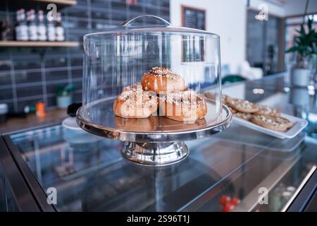 Köstliche frisch gebackene Gebäckstücke, die wunderschön in einem bezaubernden Café präsentiert werden Stockfoto
