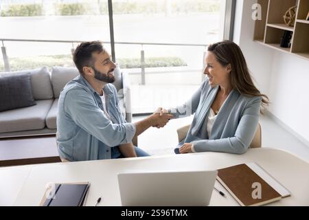 Zwei multiethnische Geschäftsleute schütteln sich nach Verhandlungen im Amt die Hand Stockfoto