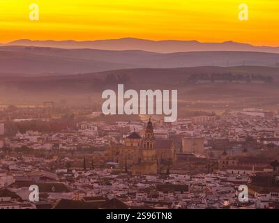 Aus der Vogelperspektive am Wintermorgen aus nächster Nähe der Cordoba-Moschee, das einzigartige mittelalterliche Monument in Spanien Stockfoto