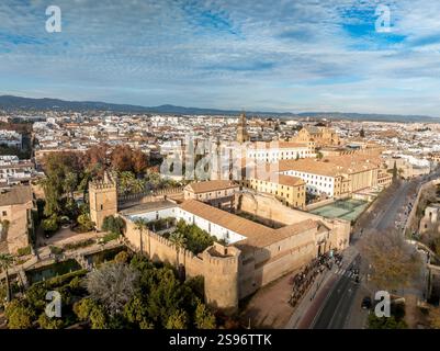 Luftaufnahme von Alcazar von Cordoba. Palast im Mudéjar-Stil der 1300er Jahre mit Terrassengärten, römischen Mosaiken und gotischen Türmen für Panoramablick. Stockfoto