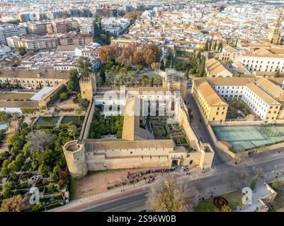 Luftaufnahme von Alcazar von Cordoba. Palast im Mudéjar-Stil der 1300er Jahre mit Terrassengärten, römischen Mosaiken und gotischen Türmen für Panoramablick. Stockfoto